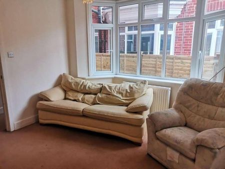 Bedroom First Floor Flat In Moordown, BH9 - Photo 2