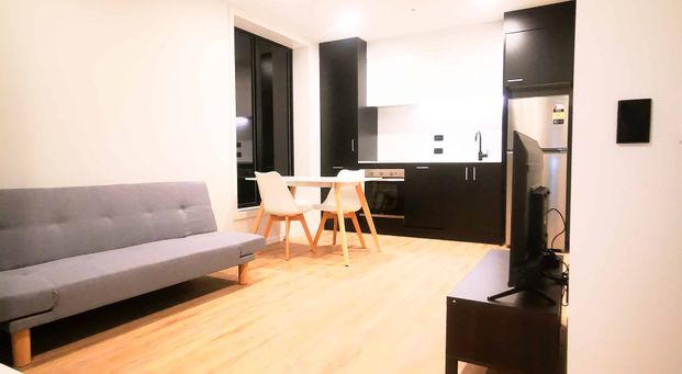 1 bedroom Apartment In City Centre - Photo 1