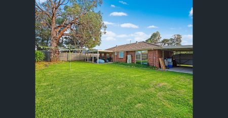 ✨ Comfortable & Well-Located Family Home in Cranbourne West! - Photo 2