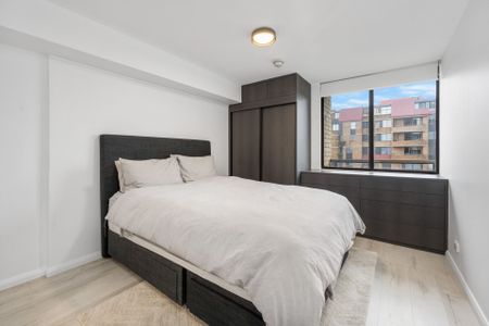 North Facing & Fully Renovated with Spectacular Harbour Views - Photo 2