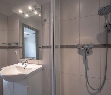 Single-Dachgeschoss-Wohnung mit Terrasse in Bestlage des 9. Bezirks! - Foto 2