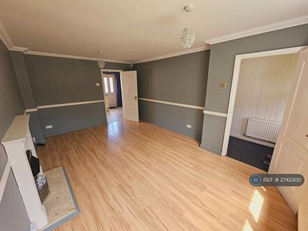 3 bedroom semi-detached house to rent - Photo 2