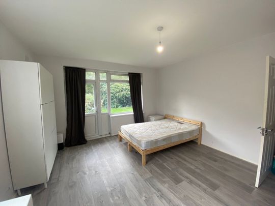 Room in a Shared Flat, Rowan Court, SE12 - Photo 1