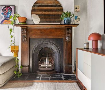 Charming Historic Sandstone Cottage in Surry Hills - Photo 5