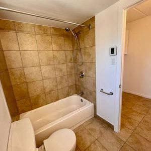 SUPERBE 4 1/2 en coin rénové avec goût! Piscines, gym, internet compris! - Photo 2