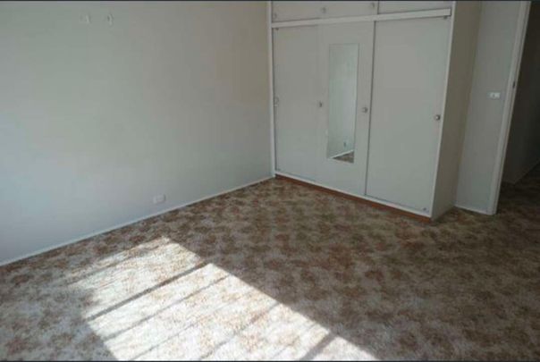 Gladstone Park - Photo 1