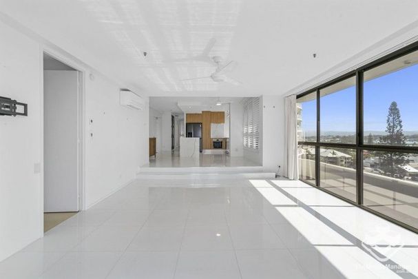 Half-floor apartment overlooking Yacht Club. - Photo 1