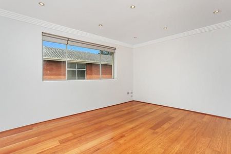 IMPECCABLE APARTMENT IN ONE OF COOGEE'S BEST STREETS - Photo 2