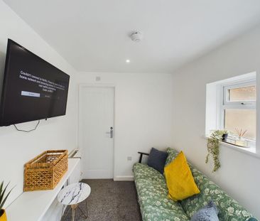 4 bedroom house of multiple occupation to rent - Photo 1