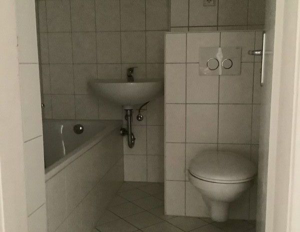 Gelegenheit: komplett renovierte 51 m² Wohnung ( 2 Zimmer) mit Balkon, direkt am HBF, ab sofort - Foto 1