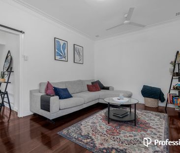 Light, Spacious & Conveniently Located Doubleview Home! - Photo 3
