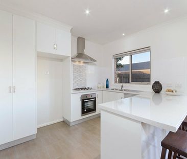 STYLISH TWO BEDROOM TOWNHOUSE! - Photo 6