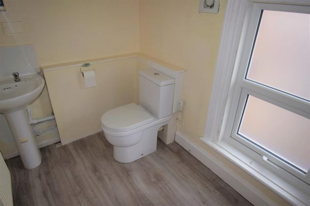 2 bedroom Flat To Let - Photo 1