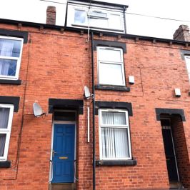 4 bedroom House in Burley Lodge Terrace, Leeds - Photo 1