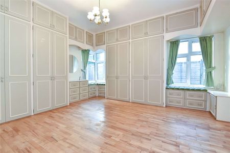 Spacious six bedroom home with double garage and garden located in Southborough - Photo 3