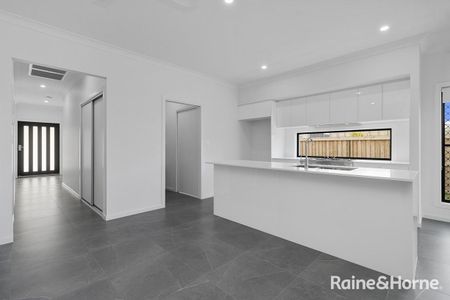 FAMILY HOME IN SHORELINE ESTATE - **BREAK LEASE** - Photo 2