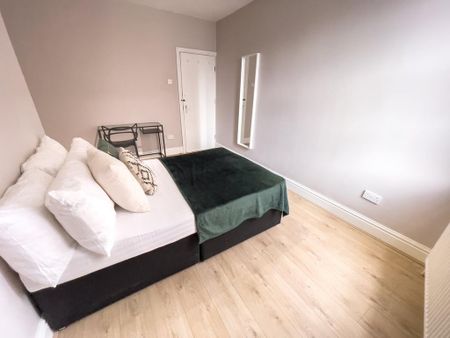 5 bedroom terraced house to rent - Photo 4