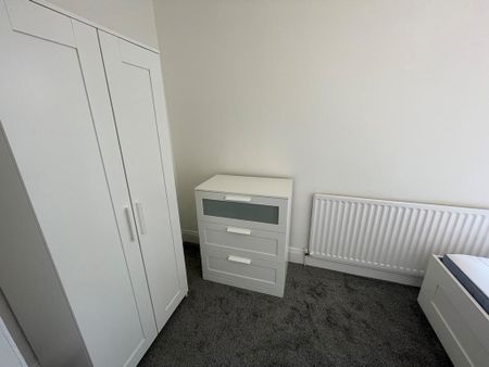 4 bedroom end of terrace house to rent - Photo 3