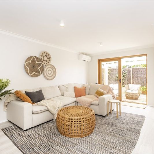 🏡 Elegant Hamptons-Inspired 3-Bedroom Townhouse in Claremont - Photo 1