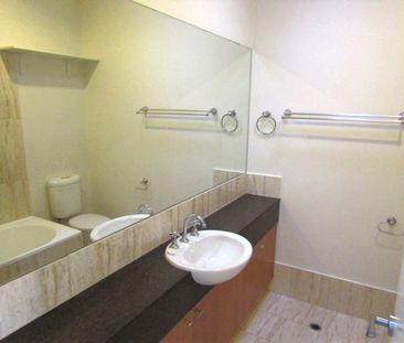 Spacious 3-Bedroom, 2-Bathroom Home in Crawley - Photo 3