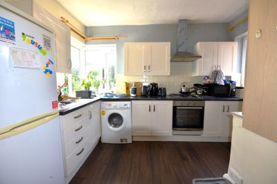 4 bedroom Flat in St Chads Drive, Leeds - Photo 4