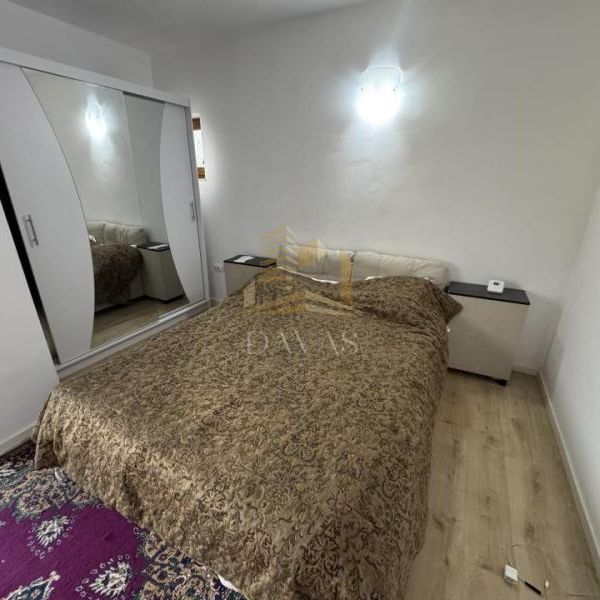 Casa individuala de inchirat 4 camere decomandat | 4 parcari | Curte - Photo 1