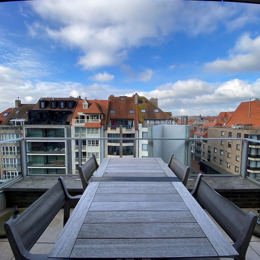 GEMEUBELD - Duplex appartement met 3 volwaardige slaapkamers en twee ruime zongerichte terrassen met open zichten, gelegen aan de zonnekant van de Lippenslaan. - Foto 1