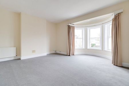 A 1 Bedroom Flat in The Park GL53 0JX - Photo 3