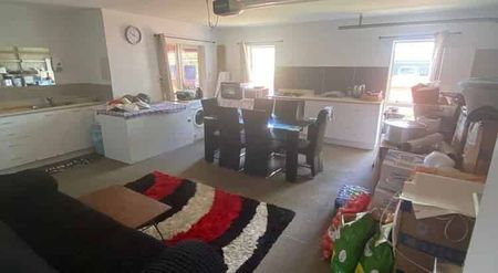 Charming 4BR Home in Pukekohe! - Photo 5