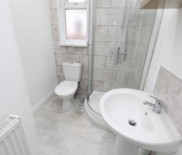 2 bedroom ground floor flat to rent - Photo 2