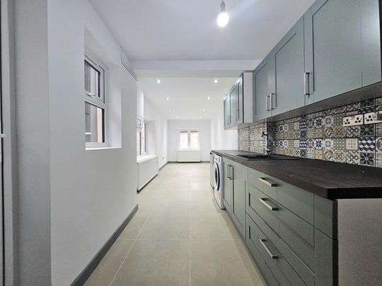 3 bedroom end of terrace house to rent - Photo 1