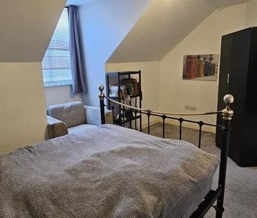 2 bedroom penthouse to rent - Photo 2