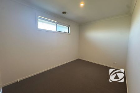 MODERN 3 BEDROOM HOME WITH PRIME LOCATION! - Photo 2