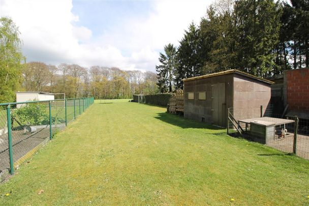 Recente halfopen bebouwing met ruime tuin, terras en garage - Photo 1