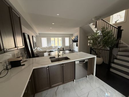 For Lease - 30 Vantage Loop Avenue Unit# MAIN, Newmarket, Ontario - Photo 2