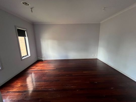 Spendid 3Br Townhouse in Sunshine West! - Photo 1