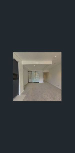 Sophisticated Retreat: Enjoy Modern Urban Living in a Stylish Studio - Photo 1