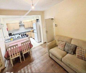 5 bedroom end of terrace house to rent - Photo 1