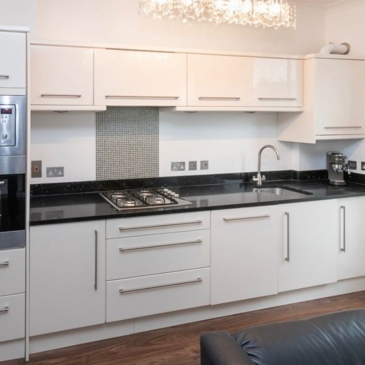 2 Bed Flat, St John's Hill, SW11 - Photo 1