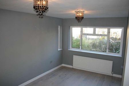 Refurbished And Interior Designed Double Bedroom Ground Floor Maisonette With Garden, NW10 - Photo 2