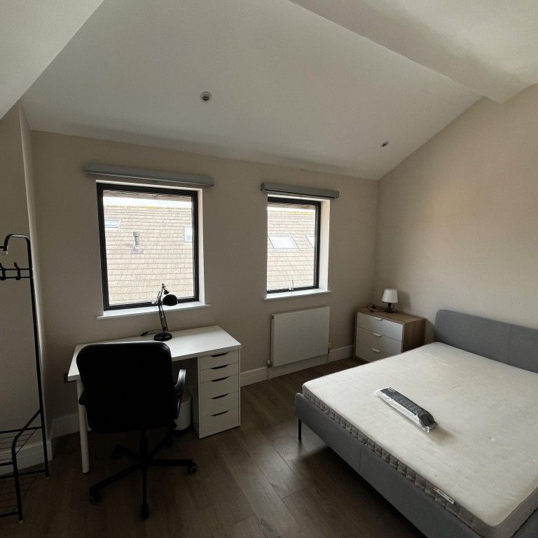 3 bed Apartment - To Let - Photo 1