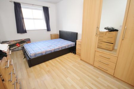 International Way, Sunbury-on-Thames, Surrey, TW16 7HS - Photo 4