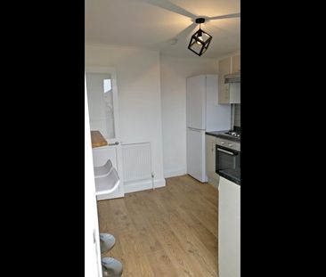 3 Bed Flat, Tollgate Rd, E16 - Photo 2