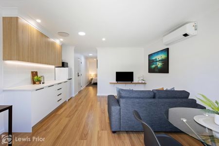 Executive style, fully furnished with all Utilities included - Photo 4