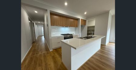 AS NEW! Luxury 28 Squares Family House with Twin Master Bedrooms - Photo 3