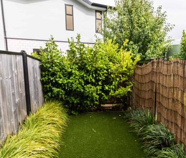 Modern Townhouse - Photo 2