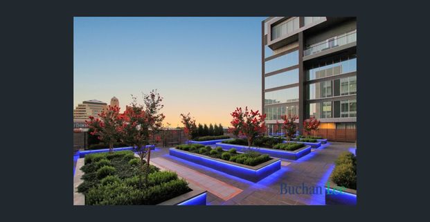 “Top of the town” top floor apartment - Photo 1