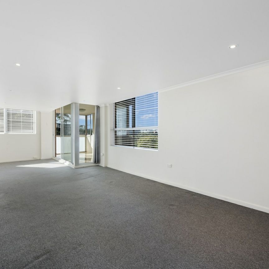 Light-Filled Apartment Near Waterfront & CBD Convenience - Photo 1