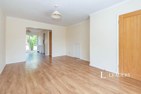 3 bedroom house to rent Durfold Drive, Reigate, RH2 - Photo 2