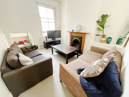 2 Bed Flat, Battersea Rise, SW11 - Photo 2